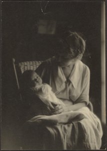 [Florence tenant son bébé]