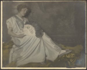[Florence assise avec un grand éventail] - Louis Fleckenstein