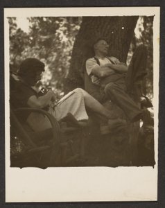 [Florence et son mari dans les bois] - Louis Fleckenstein