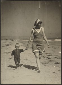 [Florence et son bébé marchant sur la plage] - Louis Fleckenstein