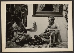 [Florence et son fils avec des avocats] - Louis Fleckenstein