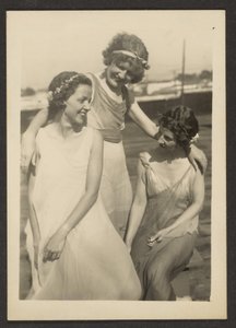 [Florence avec des amies en costumes vaporeux] - Louis Fleckenstein