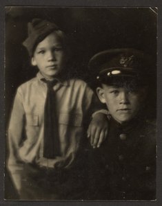 [Les fils de Florence en costumes militaires]
