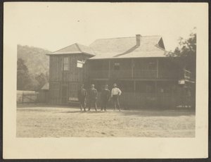 [Quatre hommes devant un bâtiment en bois] - Louis Fleckenstein