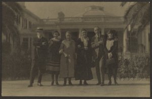 [Portrait de groupe devant un bâtiment public] - Louis Fleckenstein