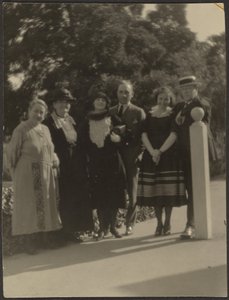 [Portrait de groupe dans un parc] - Louis Fleckenstein