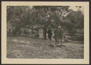[Groupe dans le parc] - Louis Fleckenstein