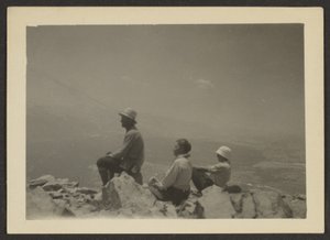 [Randonneurs assis sur des rochers] - Louis Fleckenstein