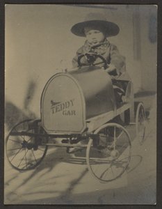 [Petit garçon assis dans une voiture en peluche] - Louis Fleckenstein