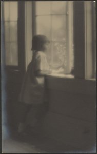 [Petite fille regardant par la fenêtre] - Louis Fleckenstein