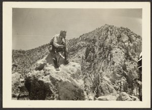 [Homme au sommet des rochers] - Louis Fleckenstein