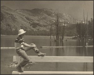 [Homme assis sur un banc au bord du lac] - Louis Fleckenstein