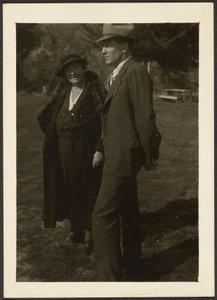 [Homme et femme debout dans l