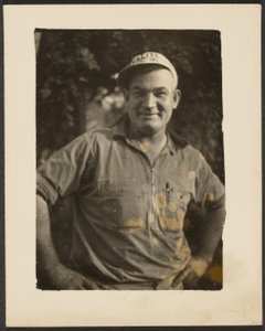 [Homme portant le chapeau de Valite Inc.]