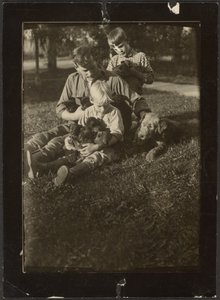 [Homme avec enfants et chiots dans la cour]