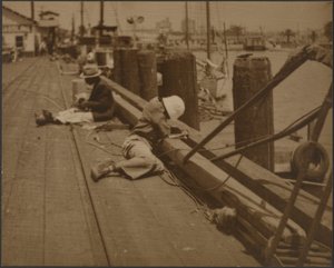 [Hommes assis sur le quai] - Louis Fleckenstein