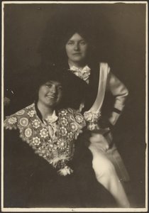 [Portrait de deux femmes en tenues ornées] - Louis Fleckenstein