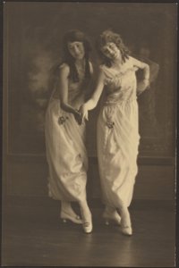 [Portrait de deux jeunes femmes en robes assorties] - Louis Fleckenstein
