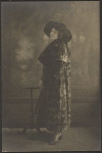 [Portrait de femme en manteau long devant la tapisserie] - Louis Fleckenstein