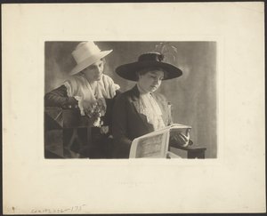 [Portrait de deux femmes avec un livre]