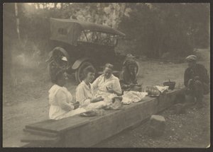[Scène de pique-nique au bord de la route]