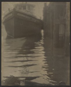 [Navire dans un port]