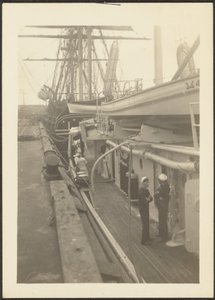 [Pont de navire avec des marins]