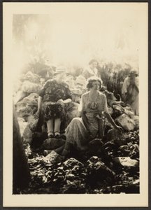 [Trois femmes sur les rochers] - Louis Fleckenstein