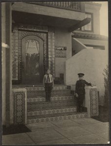 [Deux garçons devant l