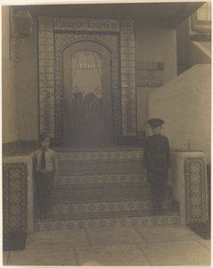 [Deux garçons devant le studio de Fleckenstein à Long Beach, CA] - Louis Fleckenstein