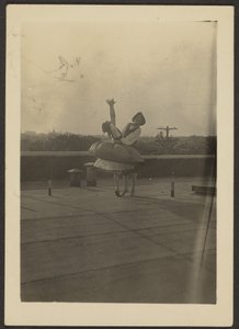 [Deux danseurs sur le toit]