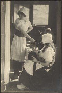 [Deux femmes habillées en costumes hollandais]