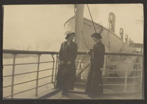 [Deux femmes sur un quai] - Louis Fleckenstein