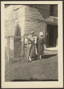 [Deux femmes devant le bâtiment] - Louis Fleckenstein