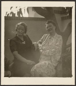 [Deux femmes dans un jardin] - Louis Fleckenstein