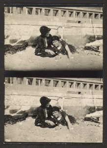 [Deux femmes sur la plage, re-photographiées] - Louis Fleckenstein