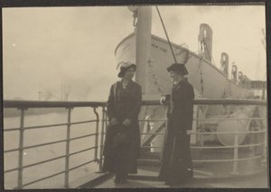 [Deux femmes sur un quai] - Louis Fleckenstein