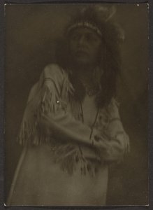[Femme habillée en Amérindienne] - Louis Fleckenstein