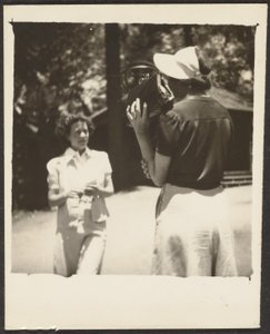[Femme tenant son sac à main par le visage] - Louis Fleckenstein