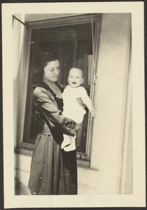 [Femme tenant un bébé souriant]