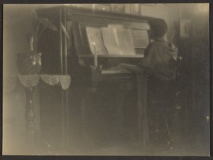 [Femme jouant du piano] - Louis Fleckenstein