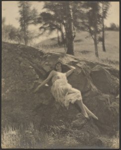 [Femme allongée sur un rocher] - Louis Fleckenstein