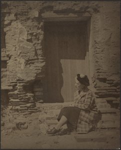 [Femme assise devant un bâtiment en ruine] - Louis Fleckenstein