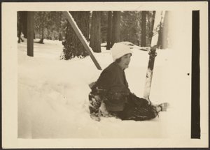 [Femme assise dans la neige]