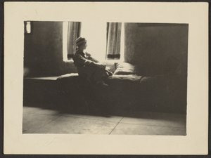 [Femme assise à la fenêtre] - Louis Fleckenstein