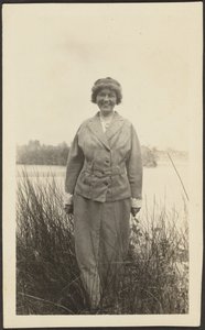 [Femme debout dans les roseaux] - Louis Fleckenstein