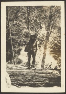 [Femme debout sur un arbre tombé] - Louis Fleckenstein