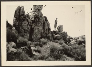 [Femme debout sur des rochers] - Louis Fleckenstein