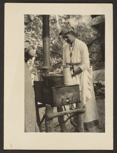 [Femme utilisant un réchaud d