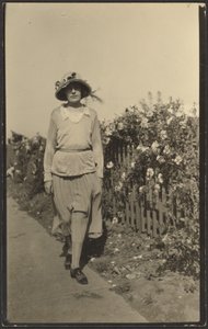 [Femme marchant le long d